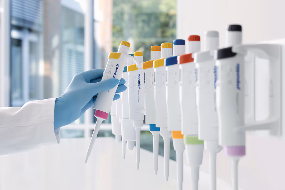 Eppendorf_Liquid-Handling_Research-3-neo_Eppendorf-Research-3-neo-single-channel-pipette-volume-variety-keyvisual_key-visual Eppendorf Micropipette Single Channel 10 – 100 µL (Yellow) - Image 1